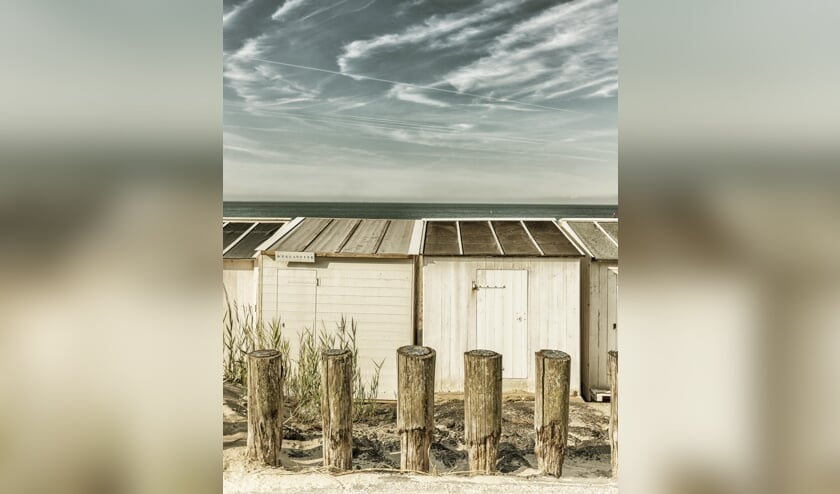 ,,Foto gemaakt in Zoutelande. Beeldbepalend voor Zoutelande zijn de houten palen met de strandhuisjes. De zee op de achtergrond en de mooie luchten aan de kust.