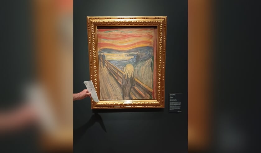 ,,De foto is door mijn vrouw gemaakt in het Nationaal Museum te Oslo. Ik laat de rekening van een restaurant zien aan het schilderij The Scream van Edvard Munch. Noorwegen is namelijk een duur land. De foto is gemaakt op 20 juli 2022 tijdens onze vakantie in Noorwegen.