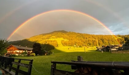 ,,Deze mooie foto is gemaakt in Westendorf Tirol Oostenrijk net na een enorme regen en onweersbui! Het hele ski gebied onder de koepel van de dubbele regenboog.