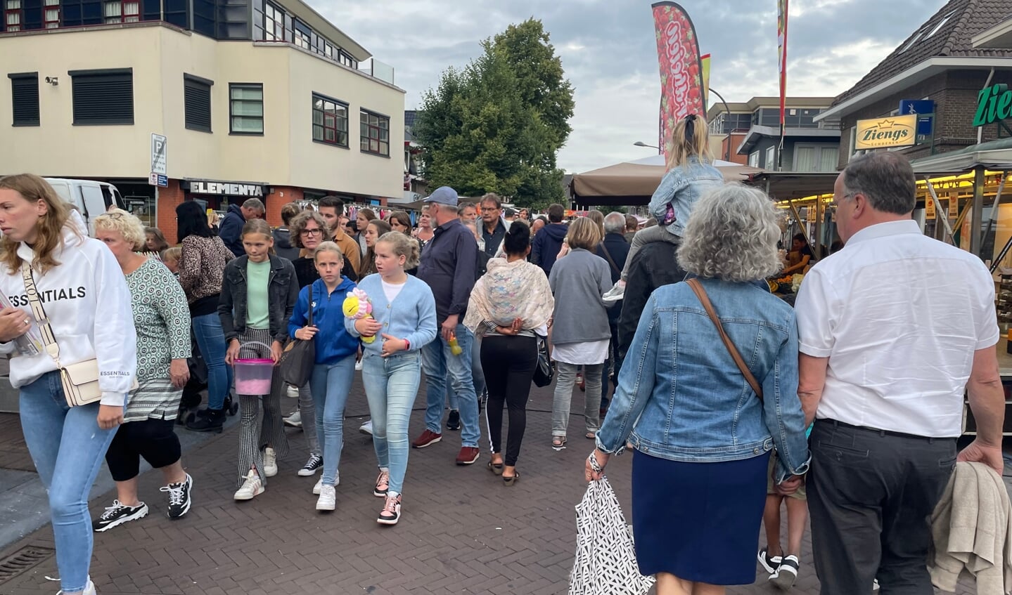 Het is ouderwets druk op de Ermelose Zomeravondbraderie. In augustus zijn er op dinsdagavond nog vier braderieën.