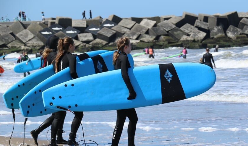 ,,Deze foto is gemaakt aan het strand van Scheveningen. Dit zijn drie jonge dames die samen met hun surfplank richting het koude water gaan. Ik vind deze foto bijzonder omdat hij mij doet denken aan een exotische vakantiebestemming.