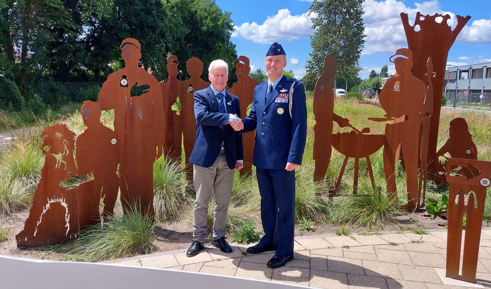 Kolonel Jansons en Gerrit van Rheenen bij het monument dat
herinnert aan de veertigjarige aanwezigheid van Amerikanen in
Soesterberg.
