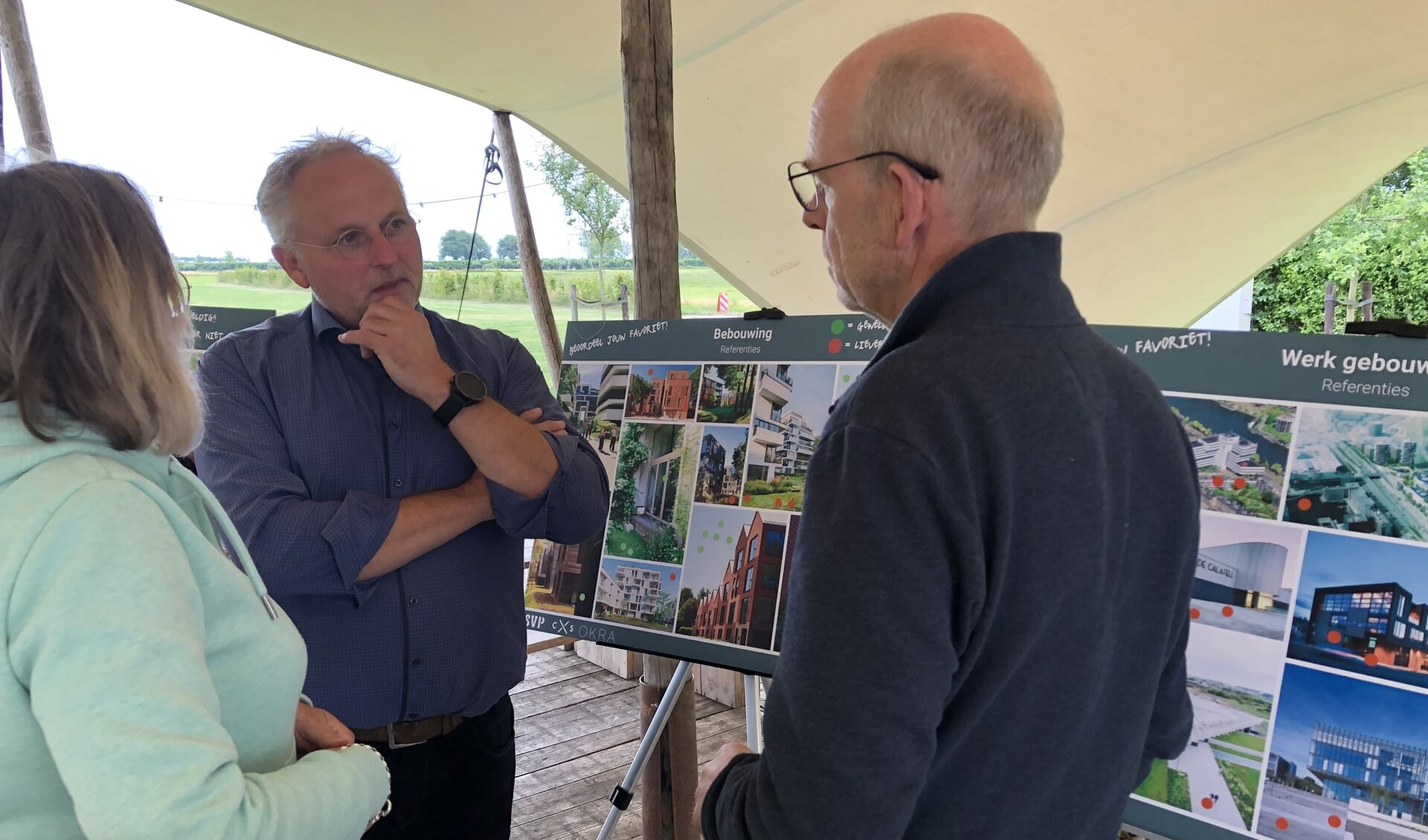 Bijeenkomst op Buitengoed de Boomgaard, over de bouw in het stationsgebied: inwoners in gesprek met een projectleider van de gemeente.