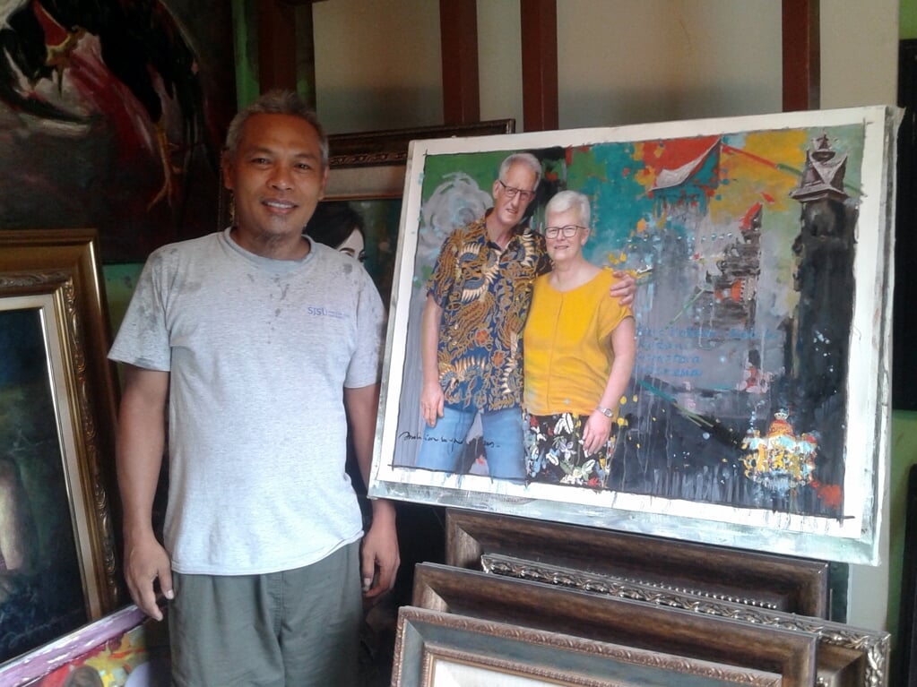 Andi Ian Surya poseert met zijn schilderij, gemaakt voor Hugo en Carla. In het schilderij zijn verschillende symbolieken te vinden, zoals de Nederlandse vlag. 