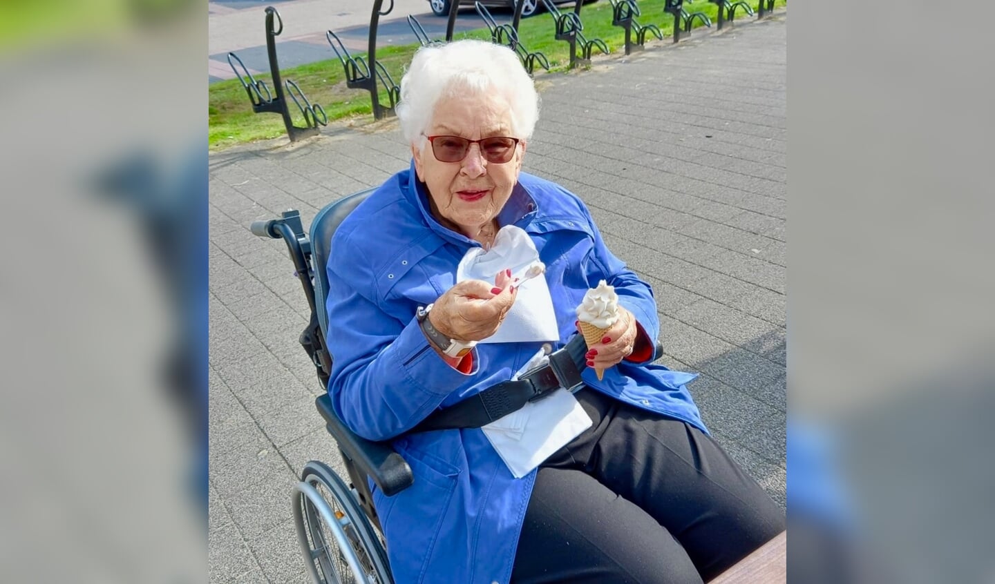 'Mijn moeder kon zo genieten van een ijsje. De foto is gemaakt op dinsdag 12 april, twee dagen voor haar overlijden.'
