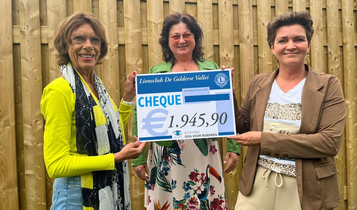 Ina de Jager, Gea Weersma en Jessica Mol tonen de Lionsclub cheque.