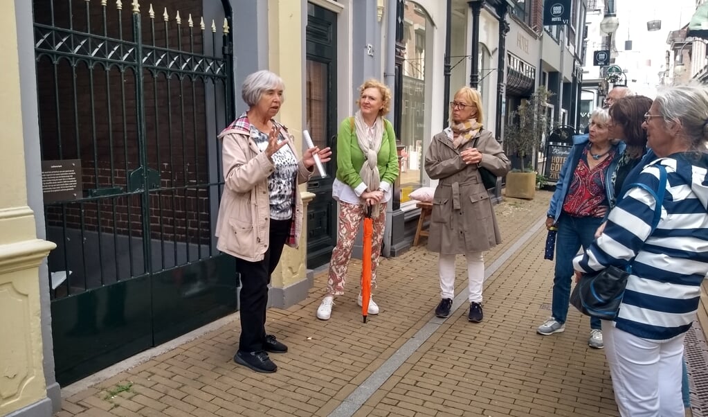 Gids Janny Lock bij de Schuilkerk op de Langendijk in Gorinchem, waar ze uitleg geeft aan vrijwilligers van TRIP Zaltbommel