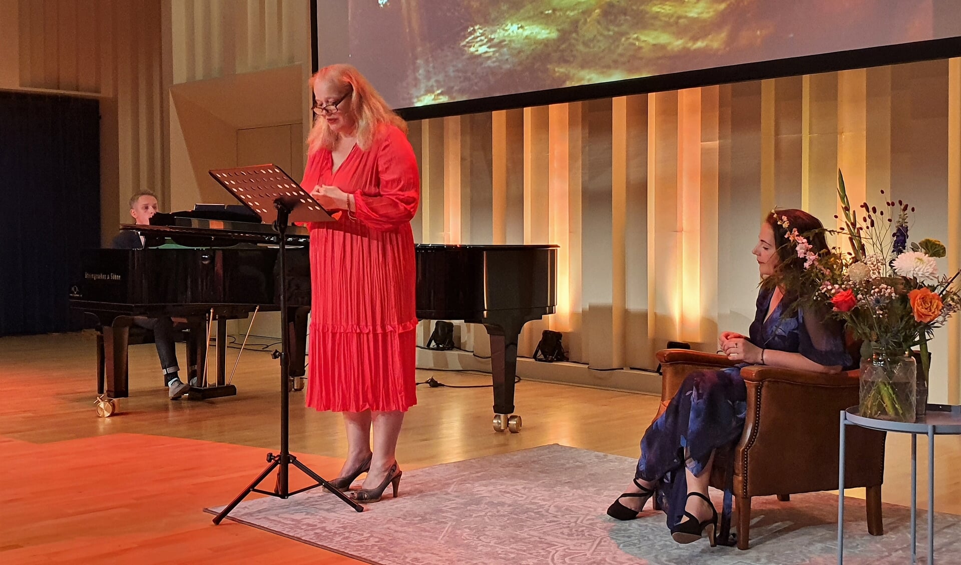 Larissa Verhoeff, draagt haar gedicht 'Zo Zomer' voor. Ook pianist Erik Onnink en sopraan Tineke Roseboom leverden hun bijdrage..
