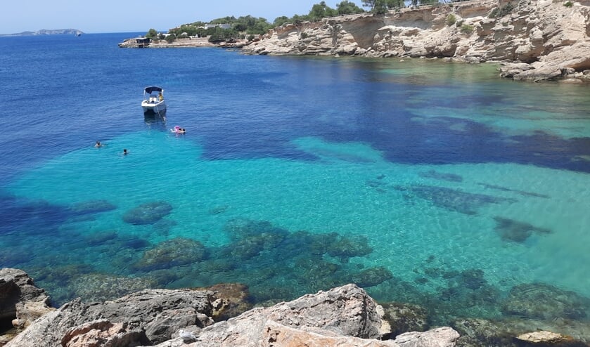 ,,Een foto van onze vakantie op Ibiza.'' Ingezonden door Sjaak & Alita Vermeulen. ,,Wij zijn dit jaar voor het eerst samen op vliegvakantie geweest, naar Ibiza omdat we houden van zee, zon, wandelen en gezelligheid. Onze drie zonen zijn nu 19,21 en 23 jaar en gaan zelf op vakantie, Dus het werd onze eerste echte vliegvakantie en die werd voor ons nog een echte onderneming. Was alles goed geregeld en zouden we onze vlucht wel halen op Schiphol met al die nare wachttijden? Al met al ging dit goed en zo konden we twee weken saampjes genieten van de heldere blauwe zee, de strandjes en de rotsachtige baaien We keken onze ogen uit. En niet te vergeten de mooie boulevard in San Antonio met de vele uitgaanstentjes en restaurantjes en live dj's. Volgend jaar gaan wij beslist terug, dan wel met onze drie zoons en hun vriendinnen, want dan gaan vieren dat we 25 jaar getrouwd zijn.''