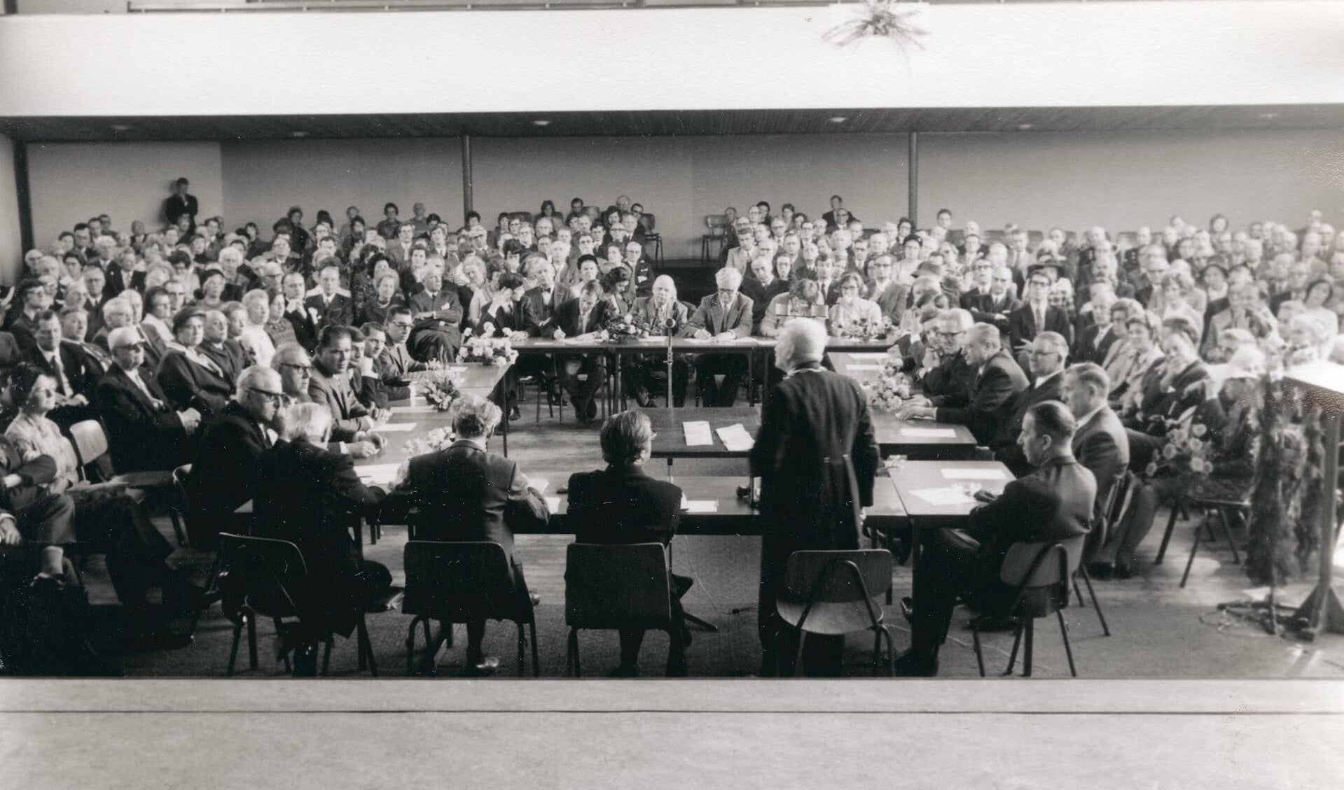 De eerste raadsvergadering in 1972.