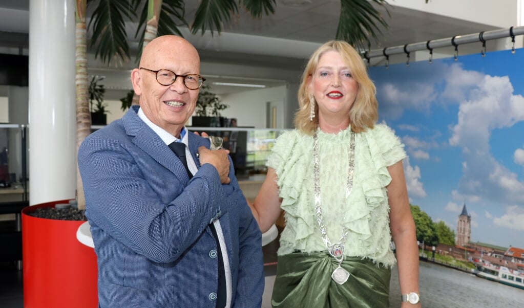 Burgemeester Reinie Melissant reikte Dick van Zanten de schouderklop uit
