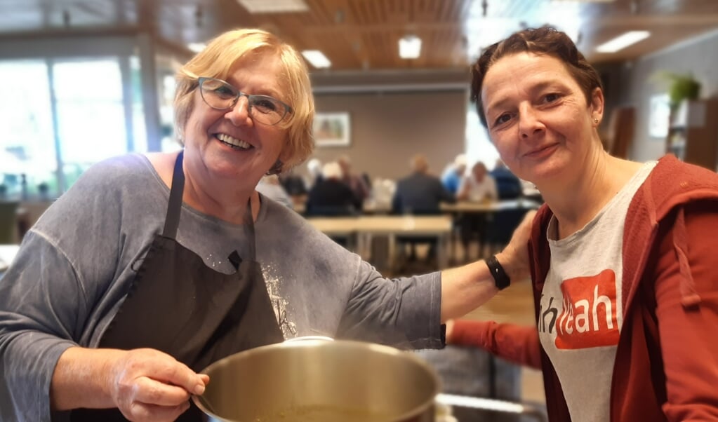 Geke Stegeman, Chantal Merlijn en de andere vrijwilligers van de Eettafel zorgen iedere week voor de nodige gezelligheid en smaakvolle maaltijden bij de Eettafel in Ons Middelpunt.