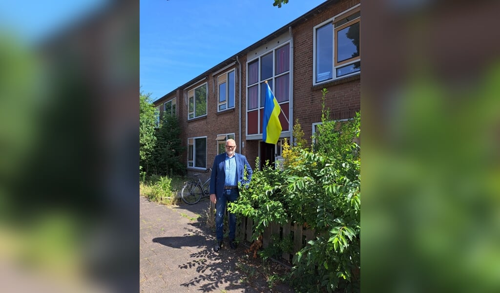 Enkele sloopwoningen die binnen twee weken zijn omgetoverd tot tijdelijk nieuw huis. Voor de woningen staat Hans van Breukelen, projectleider bij H2Bouw en verantwoordelijk voor de omtovering.