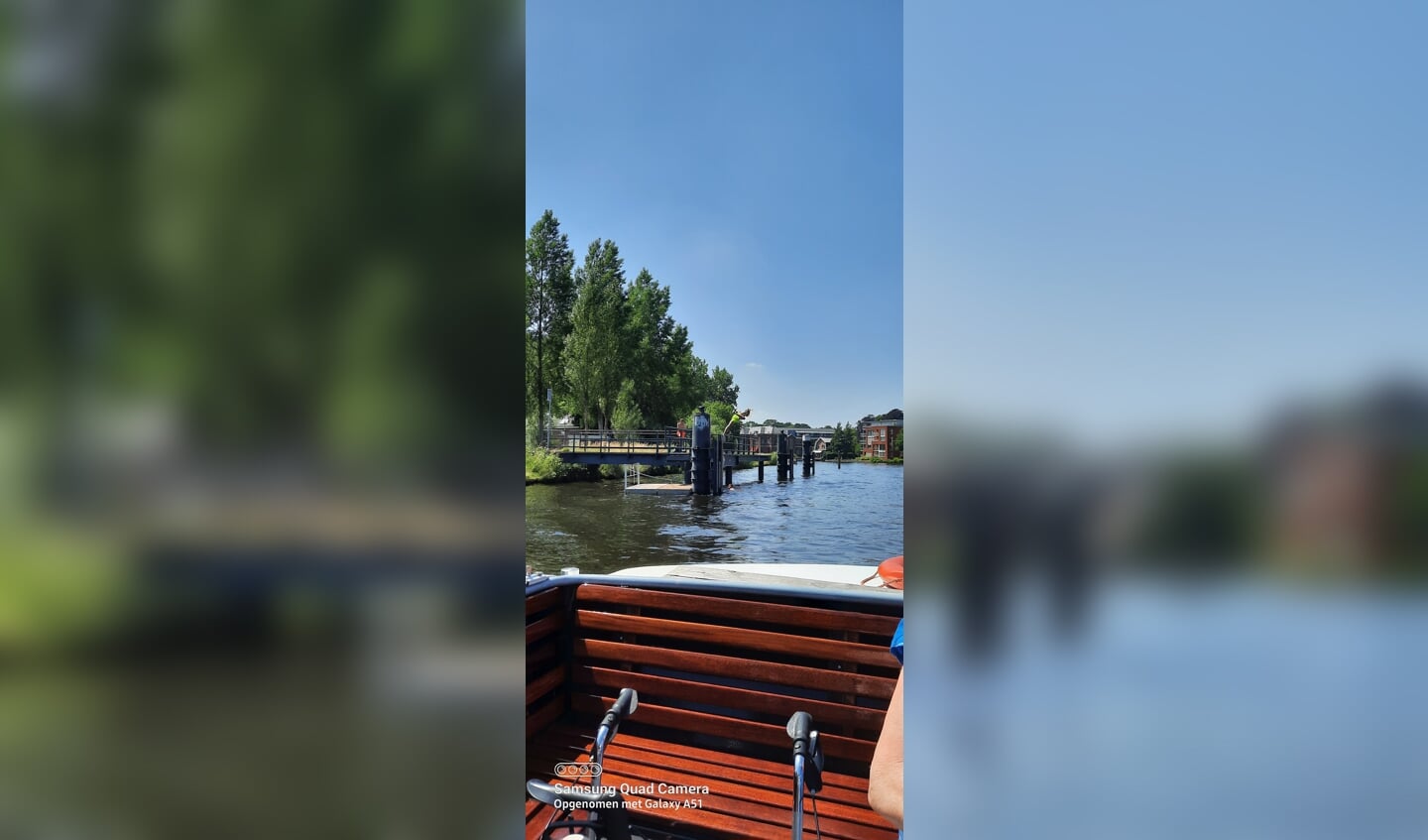 Nanny Hamzah: ,,Deze foto heb ik gemaakt vanuit een rondvaartboot in Haarlem. Ik zag daar in de verte een man van de rand van de brug een sprongetje maken om te gaan zwemmen.