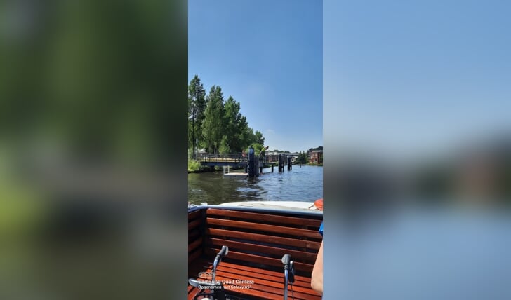 Nanny Hamzah: ,,Deze foto heb ik gemaakt vanuit een rondvaartboot in Haarlem. Ik zag daar in de verte een man van de rand van de brug een sprongetje maken om te gaan zwemmen.