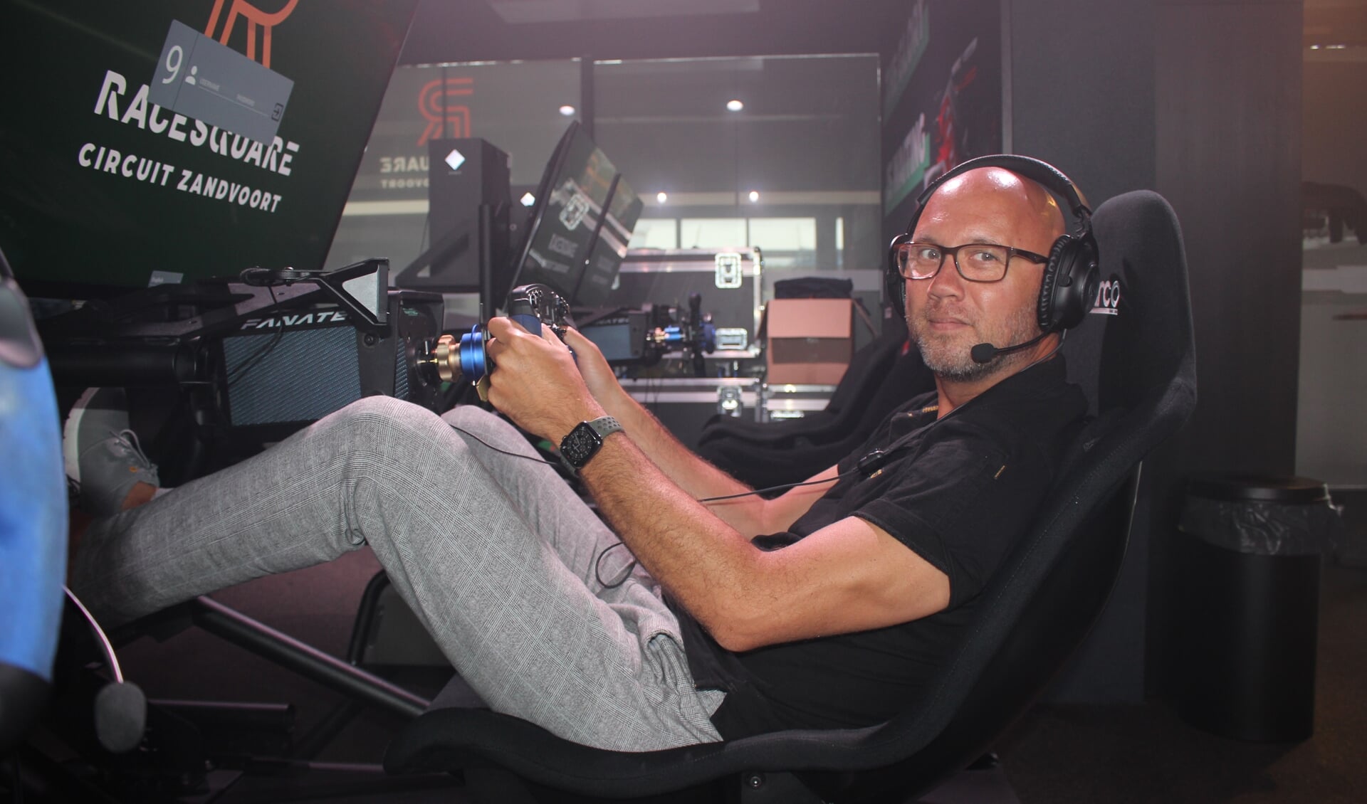 Niels Roodenburg in de racesimulator.