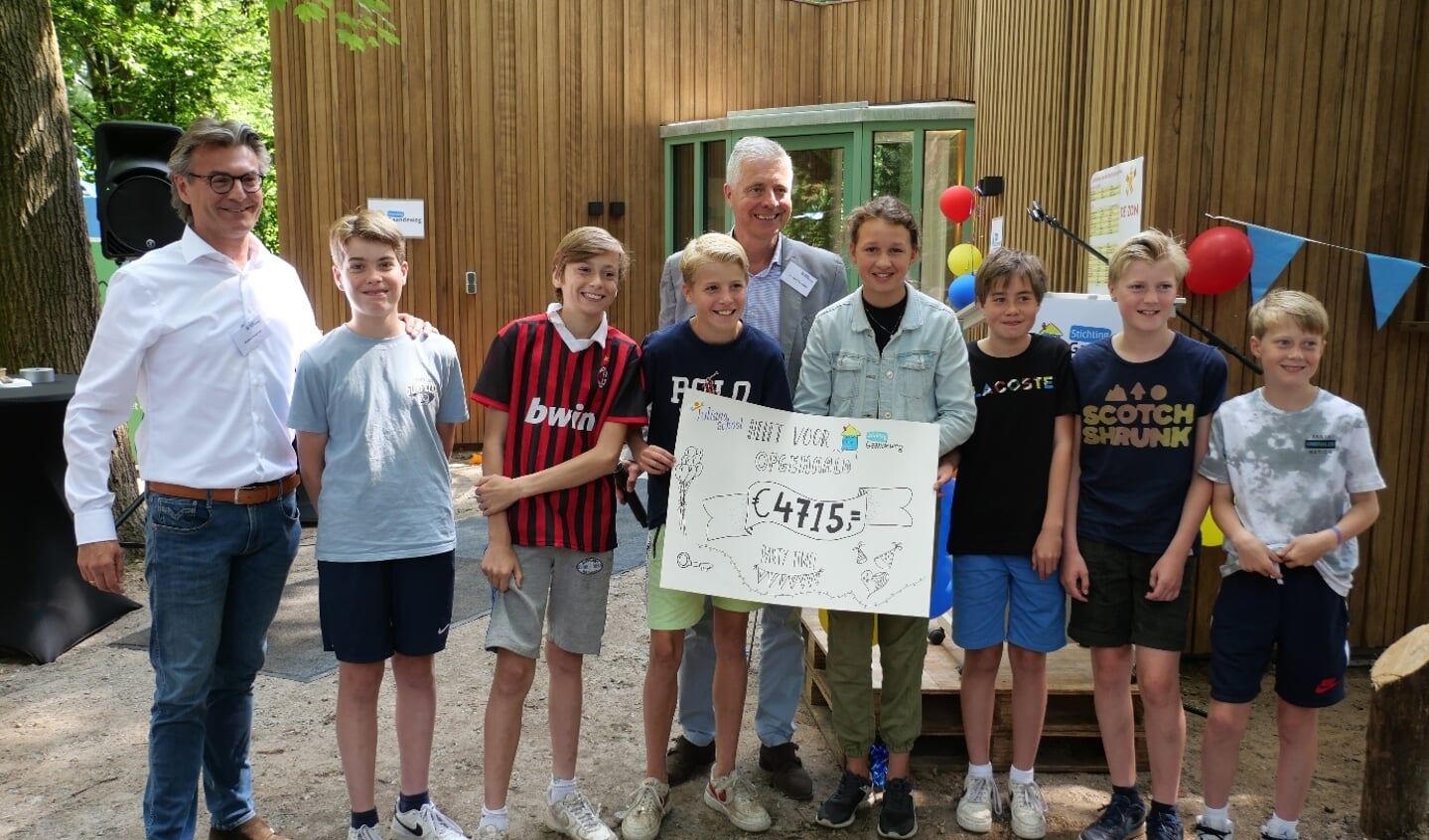 Kinderen van de Julianaschool uit Bilthoven overhandigen een mooi geldbedrag aan Michiel Haighton en Jan-Joost Galesloot van Stichting Gaandeweg.