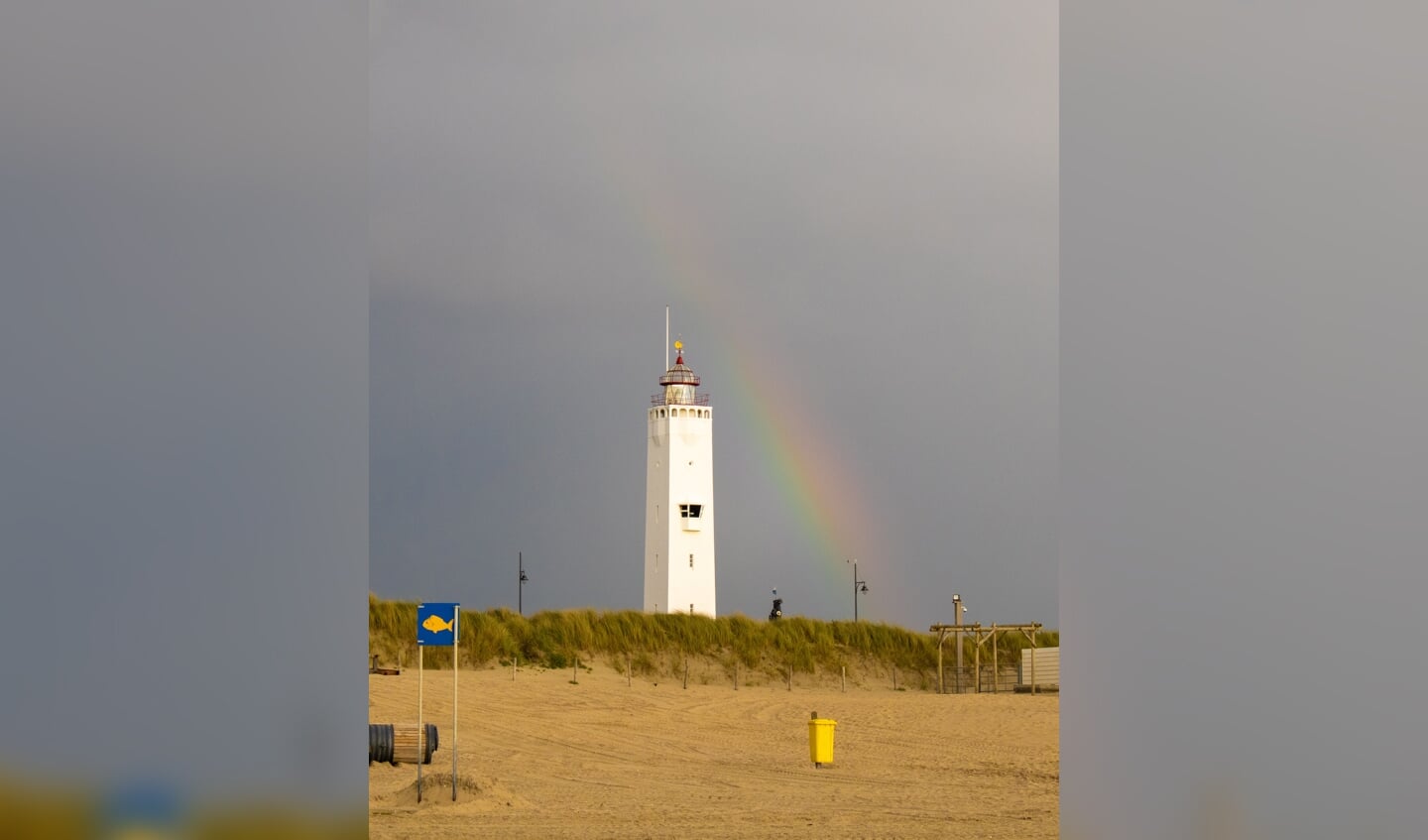 De vuurtoren van Noordwijk met een regenboog.