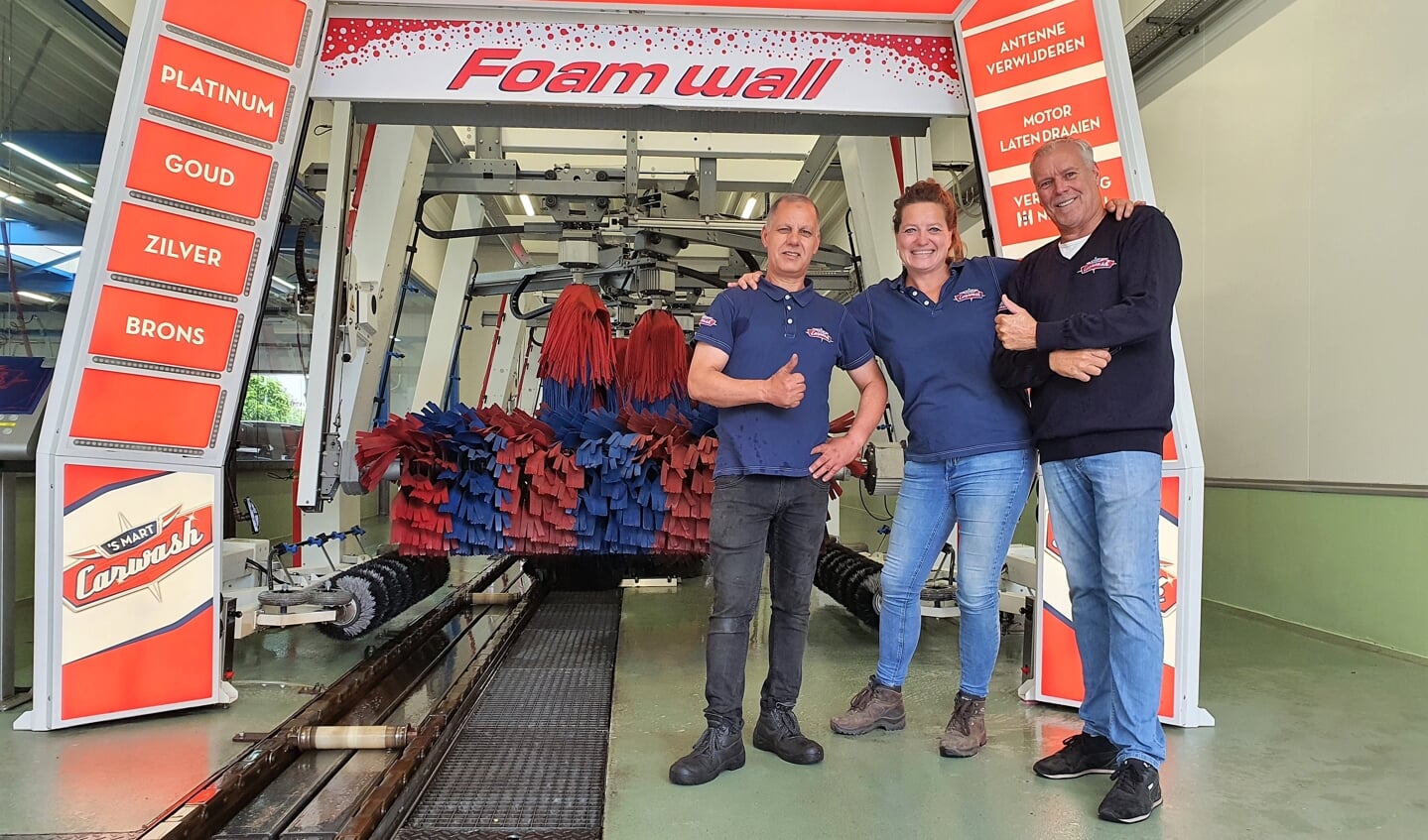 'Team 'S Mart Carwash', van links naar rechts: Hassan Amaanan, Brigitte Hibma en Martin Stork vierden onlangs het vierjarig bestaan.
