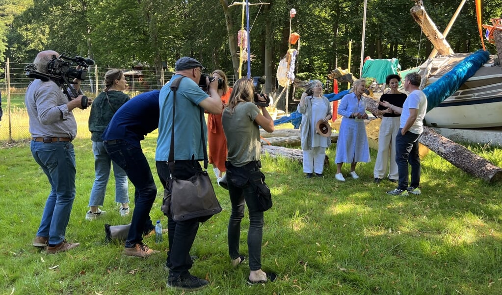 Staatssecretaris Uslu laat zich door kunstenaar David Bade informeren tijdens het 'persmoment'.