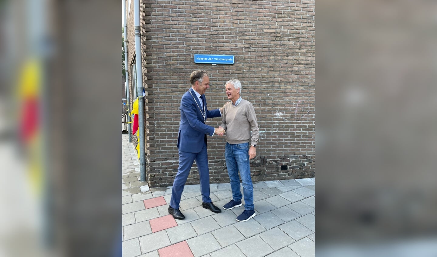 Burgemeester Mark Röell schudt Jan Visscher de hand.
