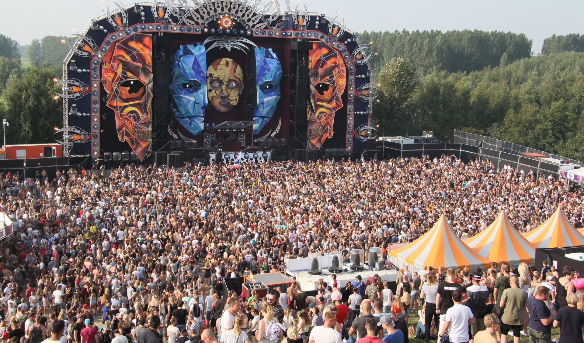 Mysteryland draait grotendeels op lokaal opgewekte stroom van de schuur van de lokale ondernemer Jos van Koeckhoven, die met zijn bedrijf grenst aan de festivallocatie.
