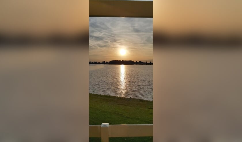 Deze foto is genomen vanuit de haven van eiland van Maurik tijdens onze vakantie in juni.
Het is een mooie zonsondergang.
Mooie kleuren en rode gloed en kabbelend water eronder en de mooi speelse lucht.
Hij is genomen in juni tijdens onze heerlijke boot vakantie.
Het is voor mij bijzonder omdat het rust geeft en het een geweldig effect heeft op het water en in de lucht.
Een prachtige foto die laat zien hoe mooi de natuur is en kan zijn.
