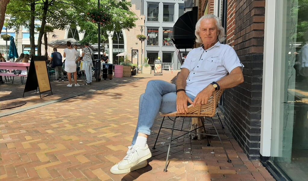 Jaap Pilon verzorgt al zes jaar stadswandelingen door Veenendaal. ,,Het verhaal van Veenendaal moet verteld worden."