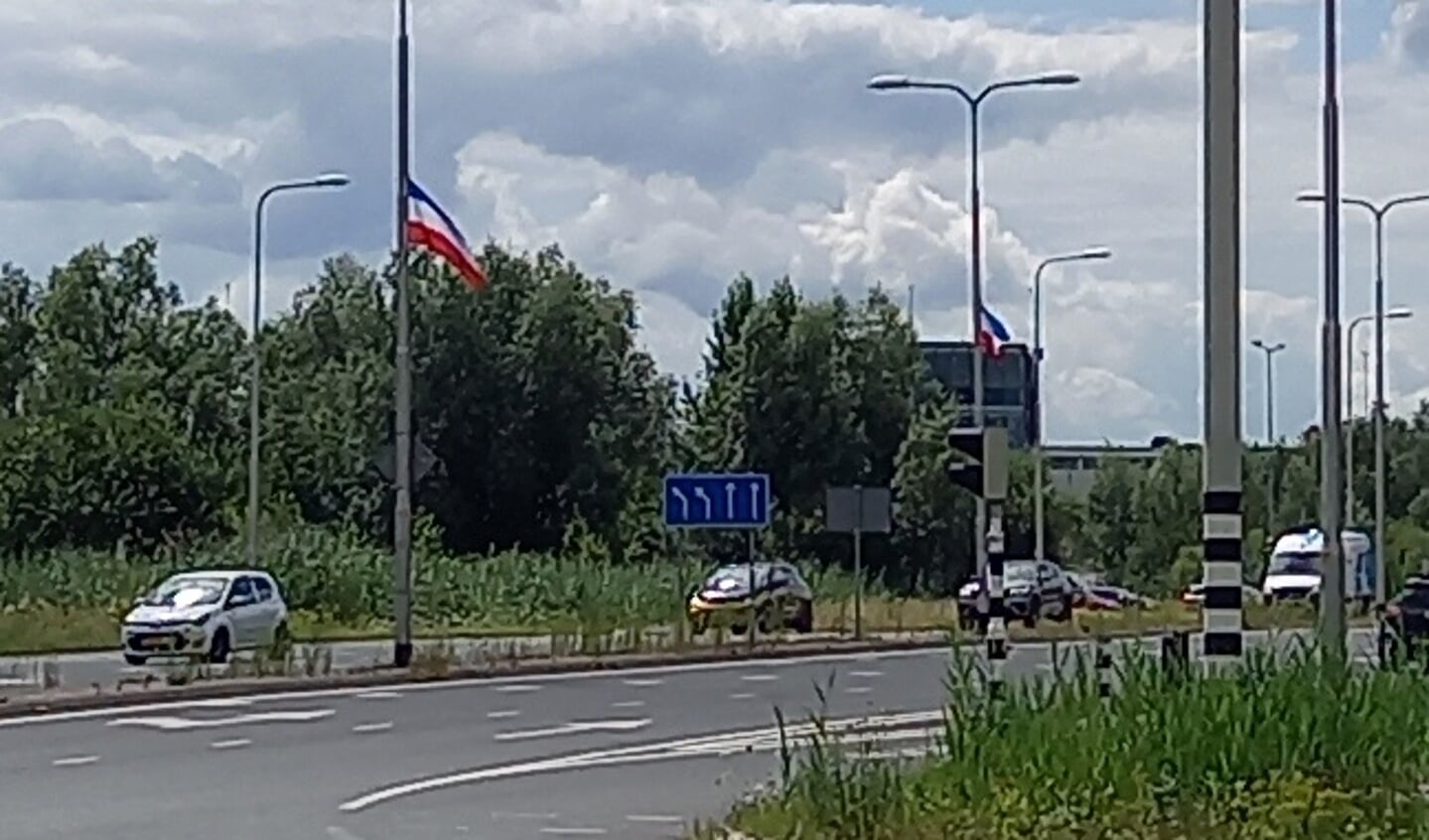 Demonstranten hebben op diverse plekken omgekeerde Nederlandse vlaggen opgehangen in het kader van het boerenprotest.