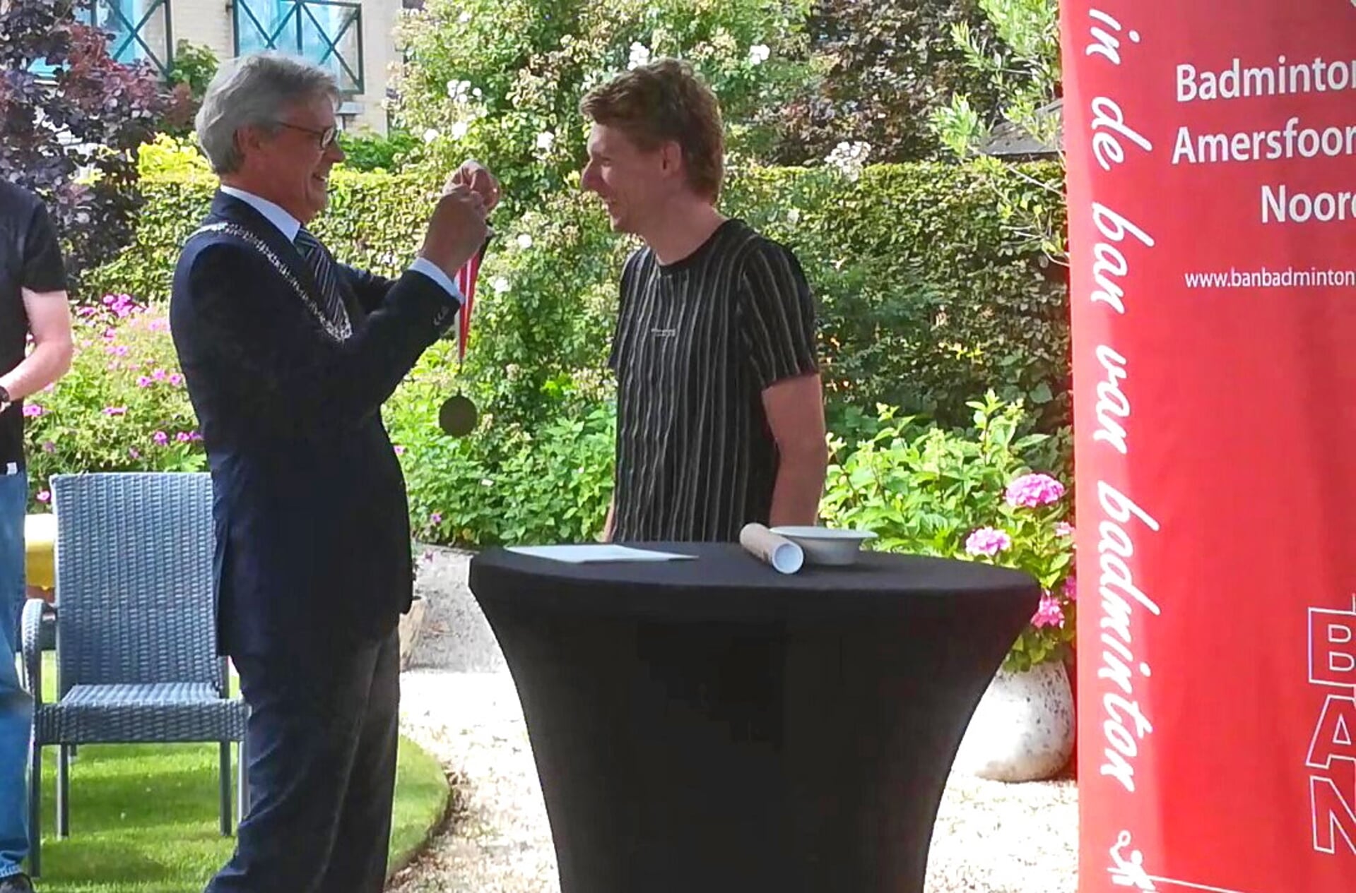 De 23-jarige Richard de Jong ontving zaterdag 2 juli de Jongerenonderscheiding van de gemeente Amersfoort uit handen van burgemeester Lucas Bolsius.