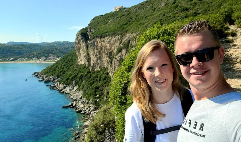 ,,Samen genieten van een wandeling langs de kliffen van het prachtige Griekse eiland Corfu! Eén van de vele selfies die gemaakt zijn tijdens onze huwelijksreis.