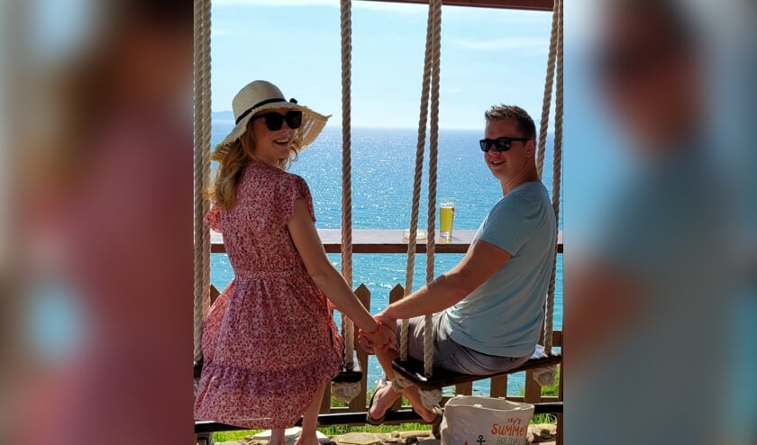 ,,Deze foto is een paar weken geleden gemaakt tijdens onze huwelijksreis op het prachtige Griekse eiland Corfu. We kijken hier samen uit over zee, dromend over een fijne toekomst samen in het mooie Nijkerk!