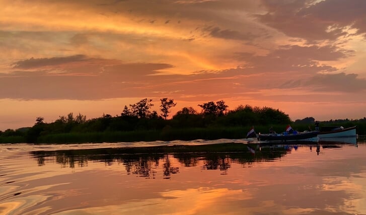 ,,Vorig jaar zijn wij de
trotse eigenaar geworden van een huisje in Friesland. Met grote regelmaat
maken wij nu de mooiste tochten over de Friese wateren en worden keer op
keer geraakt door de mooie uitzichten, zonsopgangen en zonsondergangen.
Deze foto is een lucky shot gemaakt met mijn iPhone op 23 juni op de
Terkaplester Puollen. Uitleg is voor mij overbodig bij dit mooie beeld, hier
past alleen verwondering!