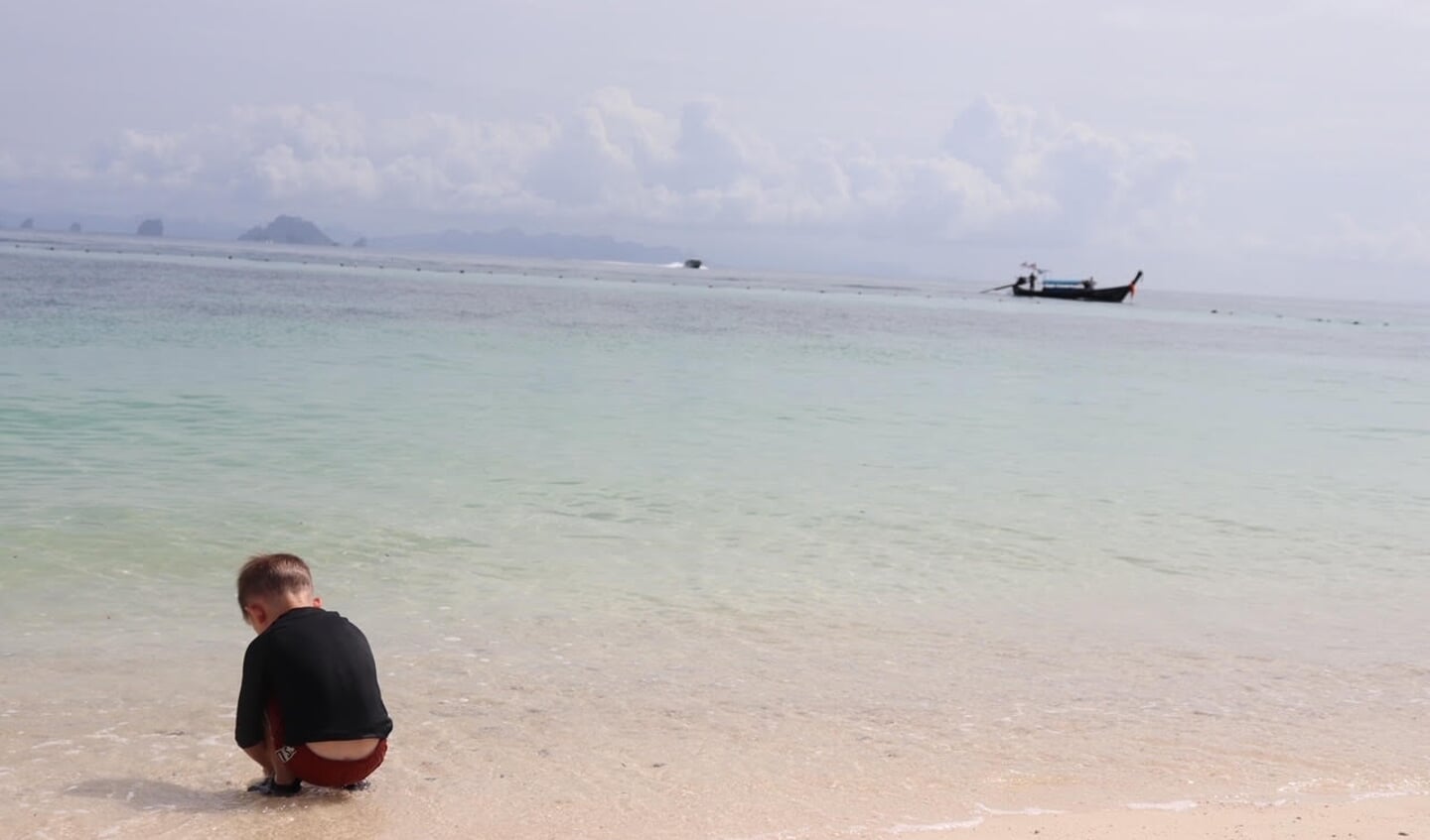 ,,Bram van der Erve is schelpjes aan het zoeken op Bamboo Island, Krabi (Thailand).'' Ingezonden door Linda van de Wetering uit Scherpenzeel. 