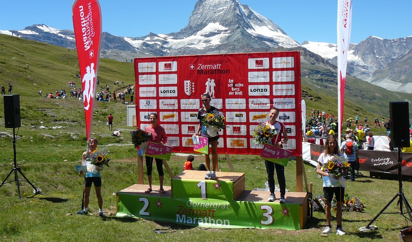 Mireille Baart (uiterst links) geniet van haar succes in Zwitserland. Op de achtergrond de Matterhorn. 
