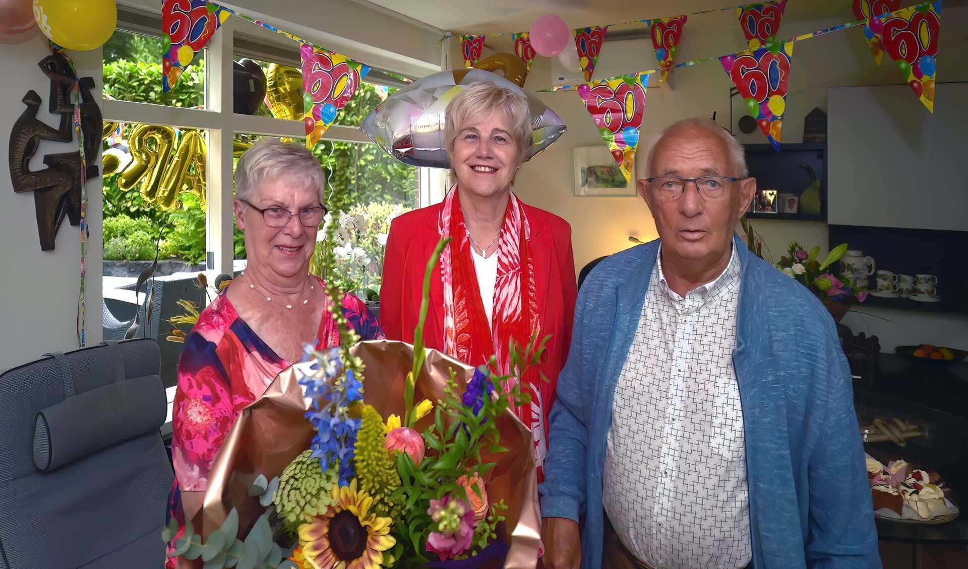 Burgemeester Agnes Schaap op bezoek bij het echtpaar Kramer. Zij vieren het 60-jarig huwelijksfeest.