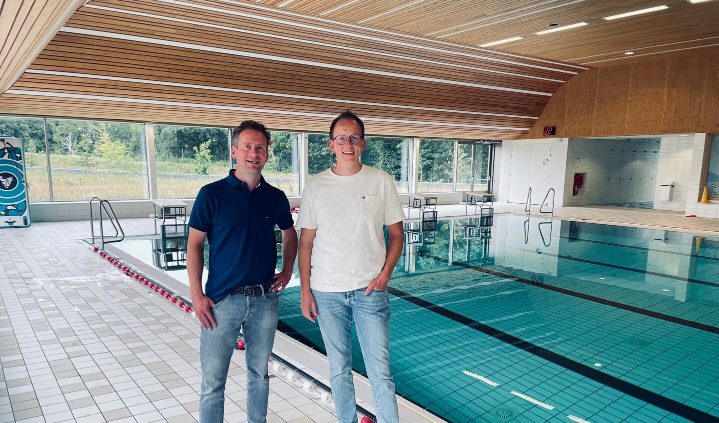 Theo Kool (links) en Hans Gerritse in zwembad De Heuvelrand in Voorthuizen.