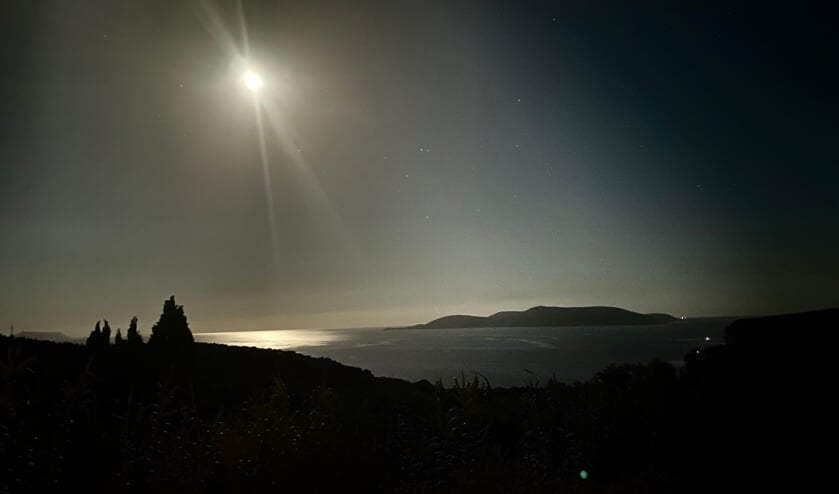 ,,De volle maan vanaf ons vakantieadres in de Peloponnesos, Griekenland. Waanzinnig hoe de maan een pad schijnt op het water.
