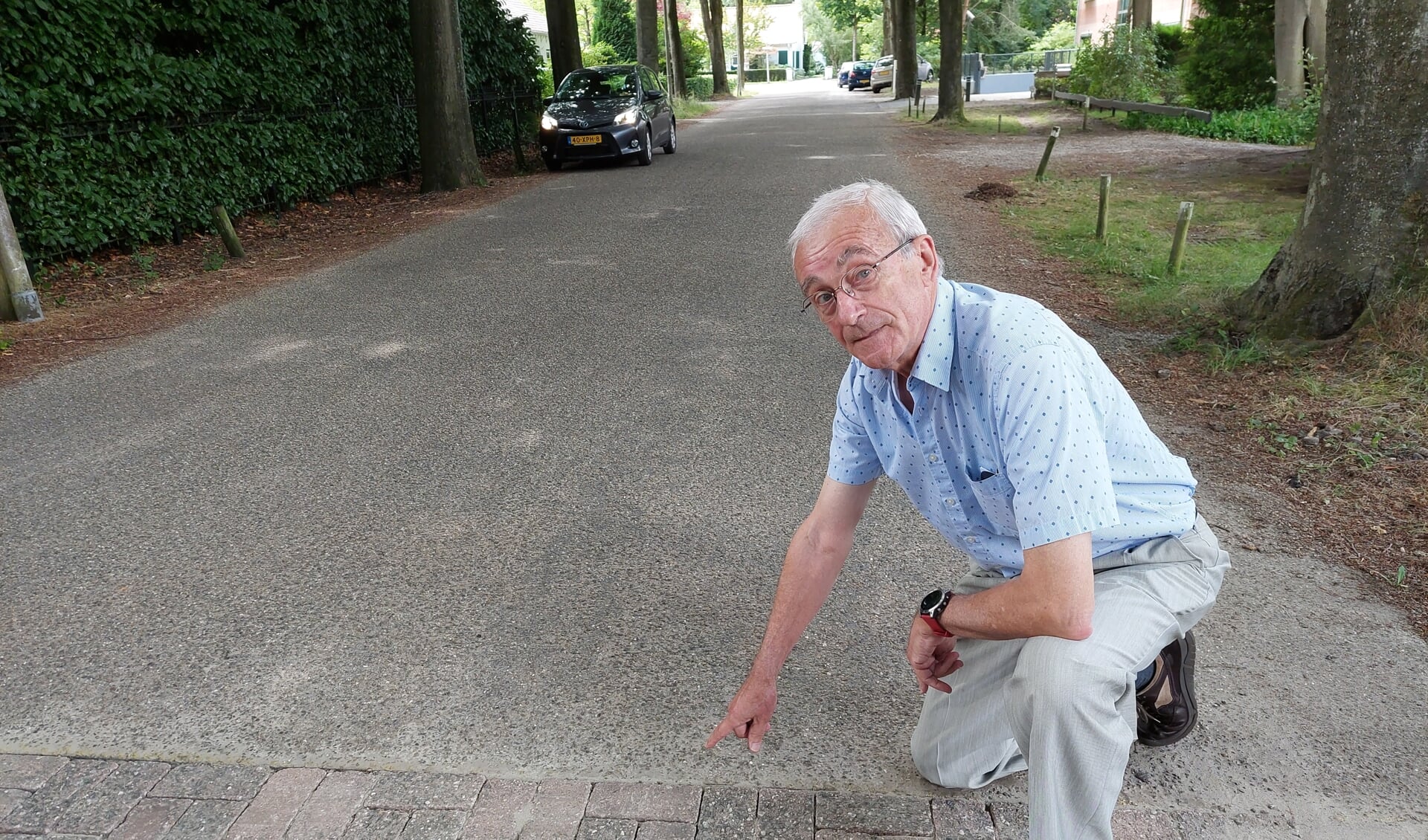 Han Willems bij de onzorgvuldig gedichte gaten in het wegdek aan de Van Ostadelaan.