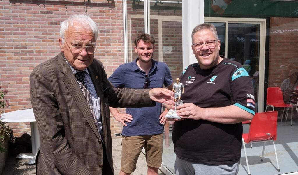 Arnold ontvangt de Rens Kersten Bokaal uit handen van de naamgever. In het midden FC De Bilt voorzitter Tom Claassen.
