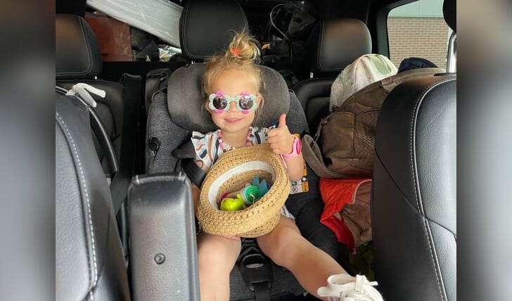 Op de foto Romee Evers uit Ederveen, ze zit er helemaal klaar voor. De hoed en zonnebril zijn gepakt, want ze gaat op vakantie naar Domburg. 



