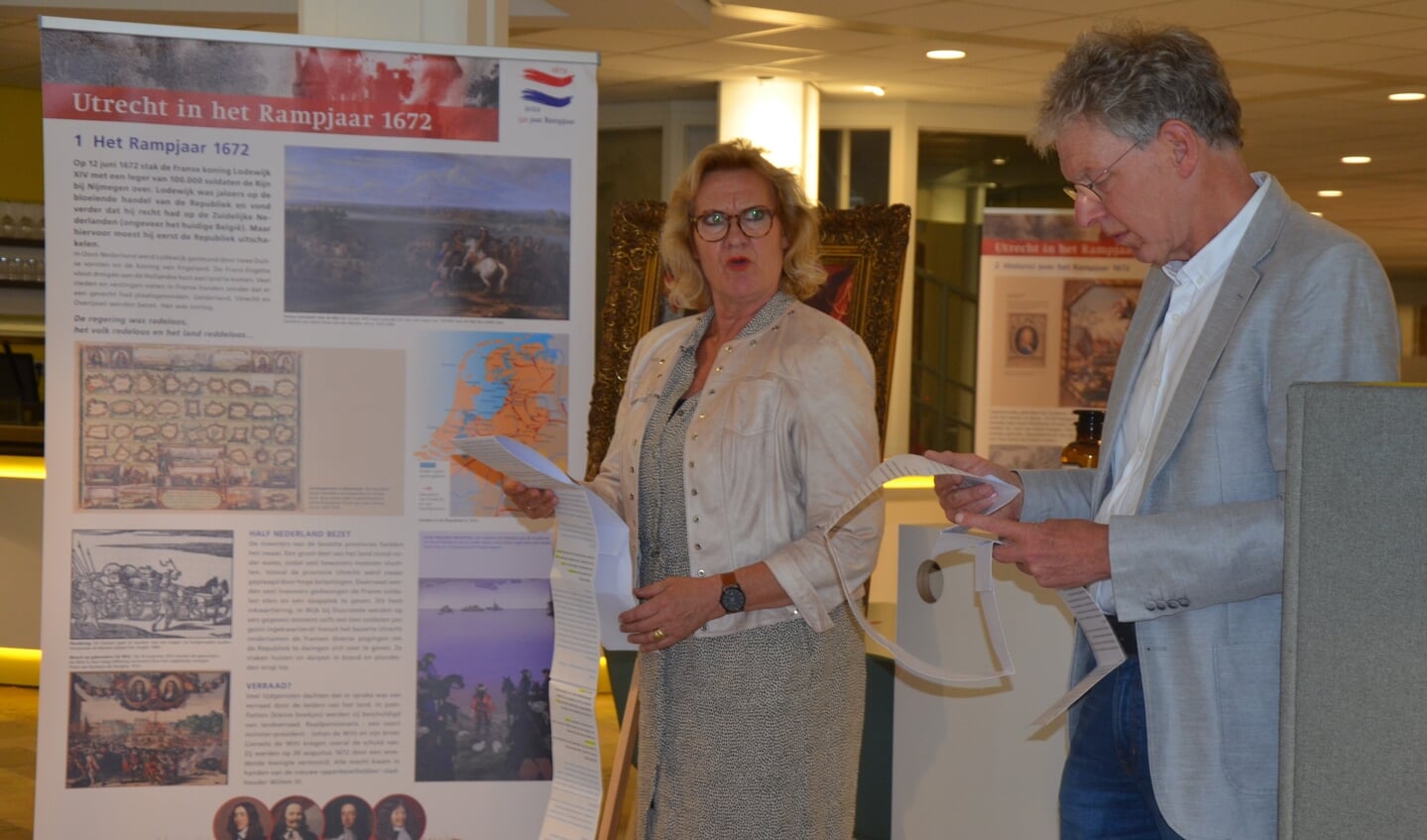 Wethouder Wil Kosterman en stadsdichter André van Zwieten over het leven in het rampjaar