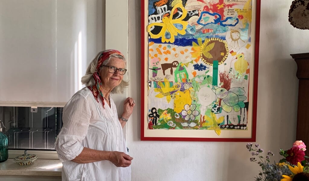 Jeannet Avnon bij de collage ter nagedachtenis aan haar zoon Itamar 