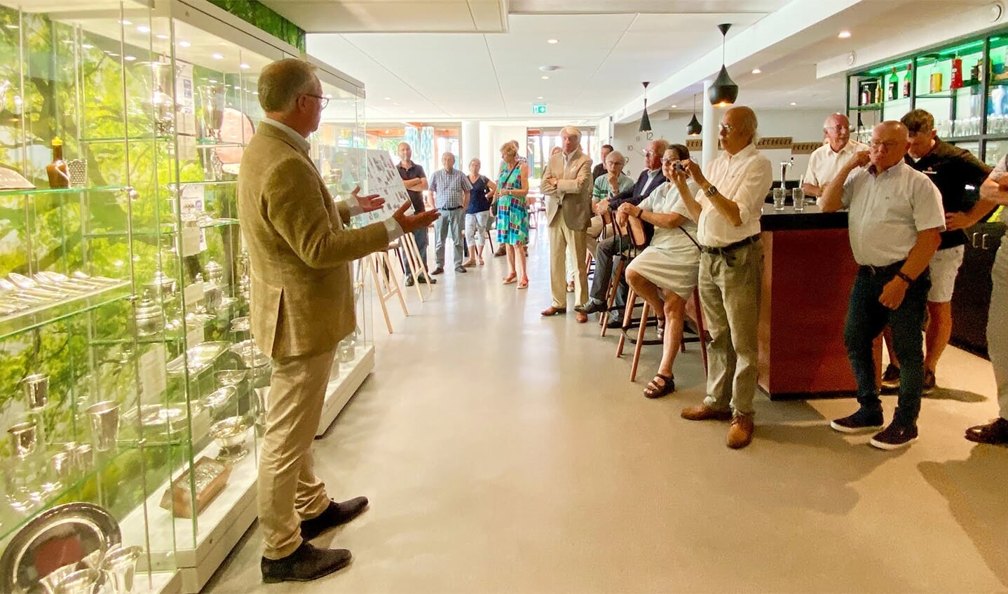 Wethouder Walter van Dijk (VVD, cultureel erfgoed) opende de tentoonstelling van de Zilverkamer in het Dorpshuis in Austerlitz.