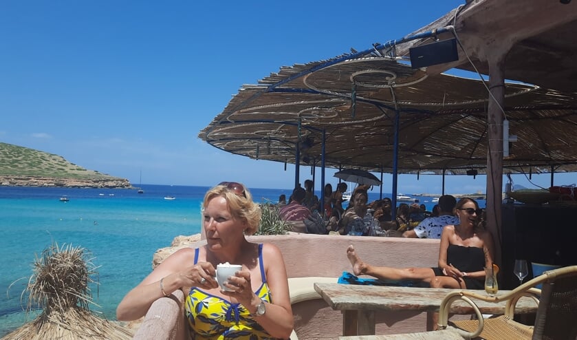 ,,Een foto van onze vakantie op Ibiza.'' Ingezonden door Sjaak & Alita Vermeulen. ,,Wij zijn dit jaar voor het eerst samen op vliegvakantie geweest, naar Ibiza omdat we houden van zee, zon, wandelen en gezelligheid. Onze drie zonen zijn nu 19,21 en 23 jaar en gaan zelf op vakantie, Dus het werd onze eerste echte vliegvakantie en die werd voor ons nog een echte onderneming. Was alles goed geregeld en zouden we onze vlucht wel halen op Schiphol met al die nare wachttijden? Al met al ging dit goed en zo konden we twee weken saampjes genieten van de heldere blauwe zee, de strandjes en de rotsachtige baaien We keken onze ogen uit. En niet te vergeten de mooie boulevard in San Antonio met de vele uitgaanstentjes en restaurantjes en live dj's. Volgend jaar gaan wij beslist terug, dan wel met onze drie zoons en hun vriendinnen, want dan gaan vieren dat we 25 jaar getrouwd zijn.''