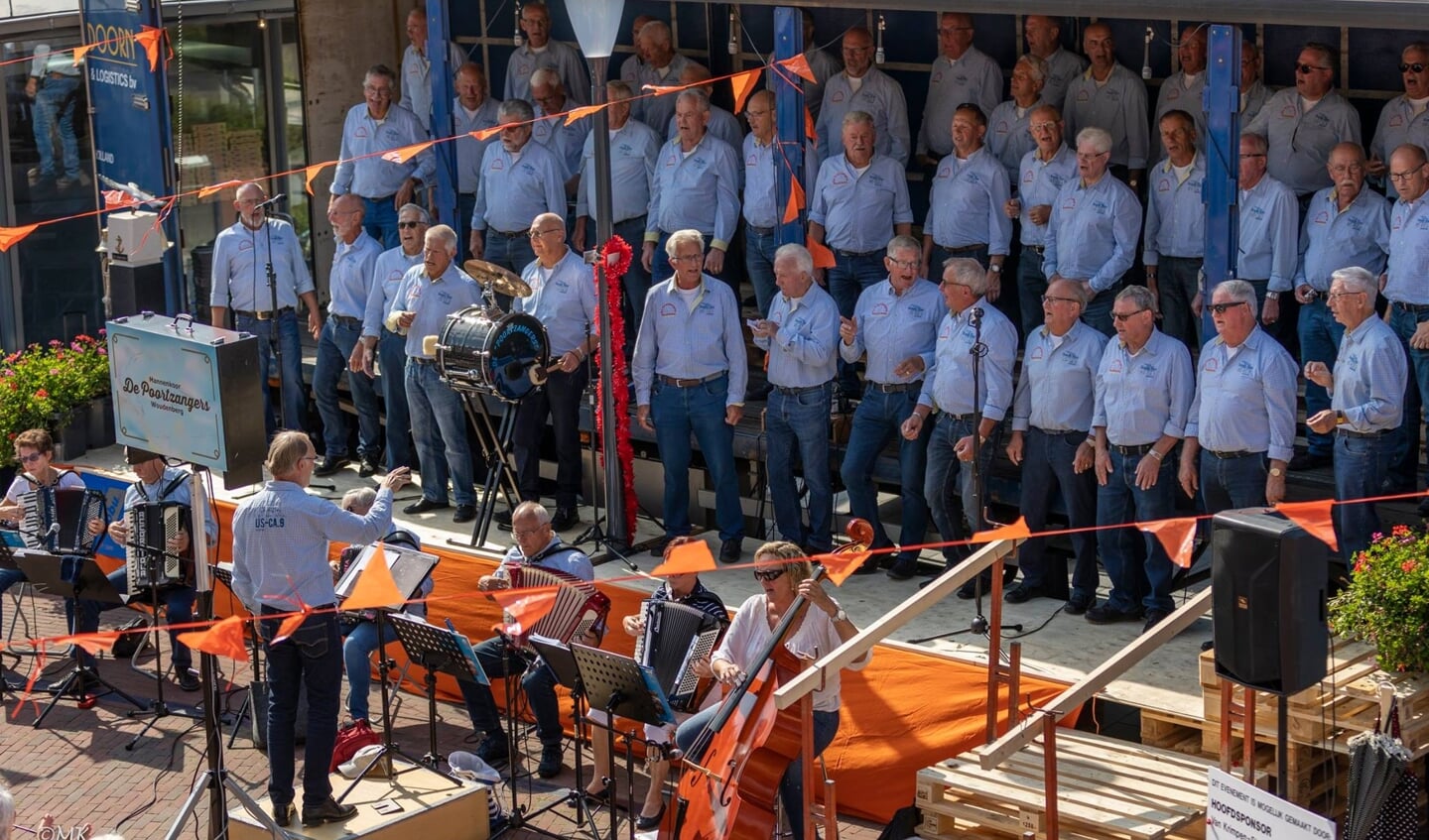 De Poortzangers bestaat uit zangers en muzikanten tussen de 55 en 90 jaar die Nederlandstalige muziek en shanty’s spelen.