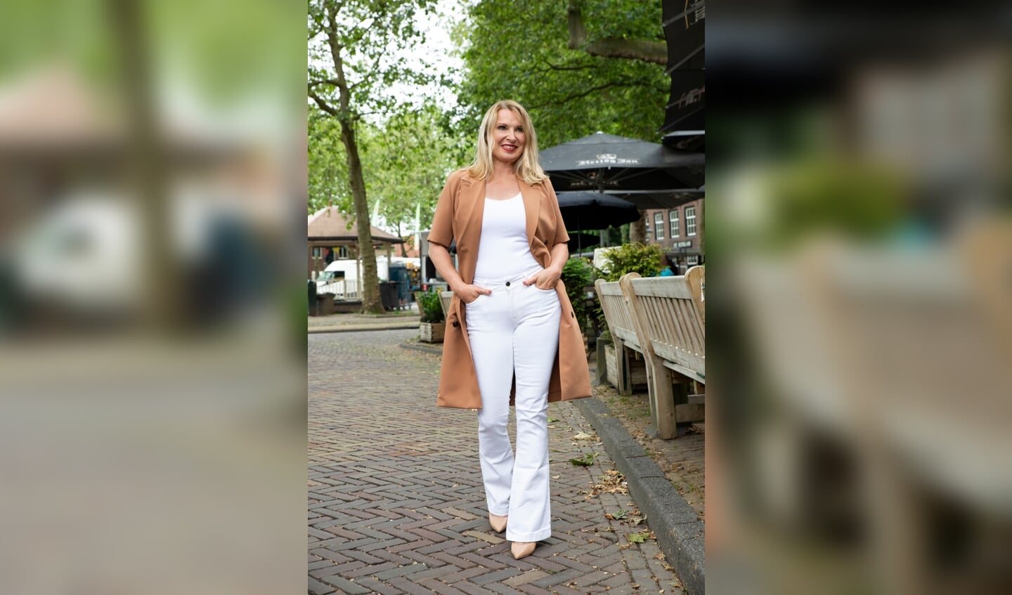Sasja in een jeans van Red Button een basisshirt van eigen label en een blazerdress van Fifth House