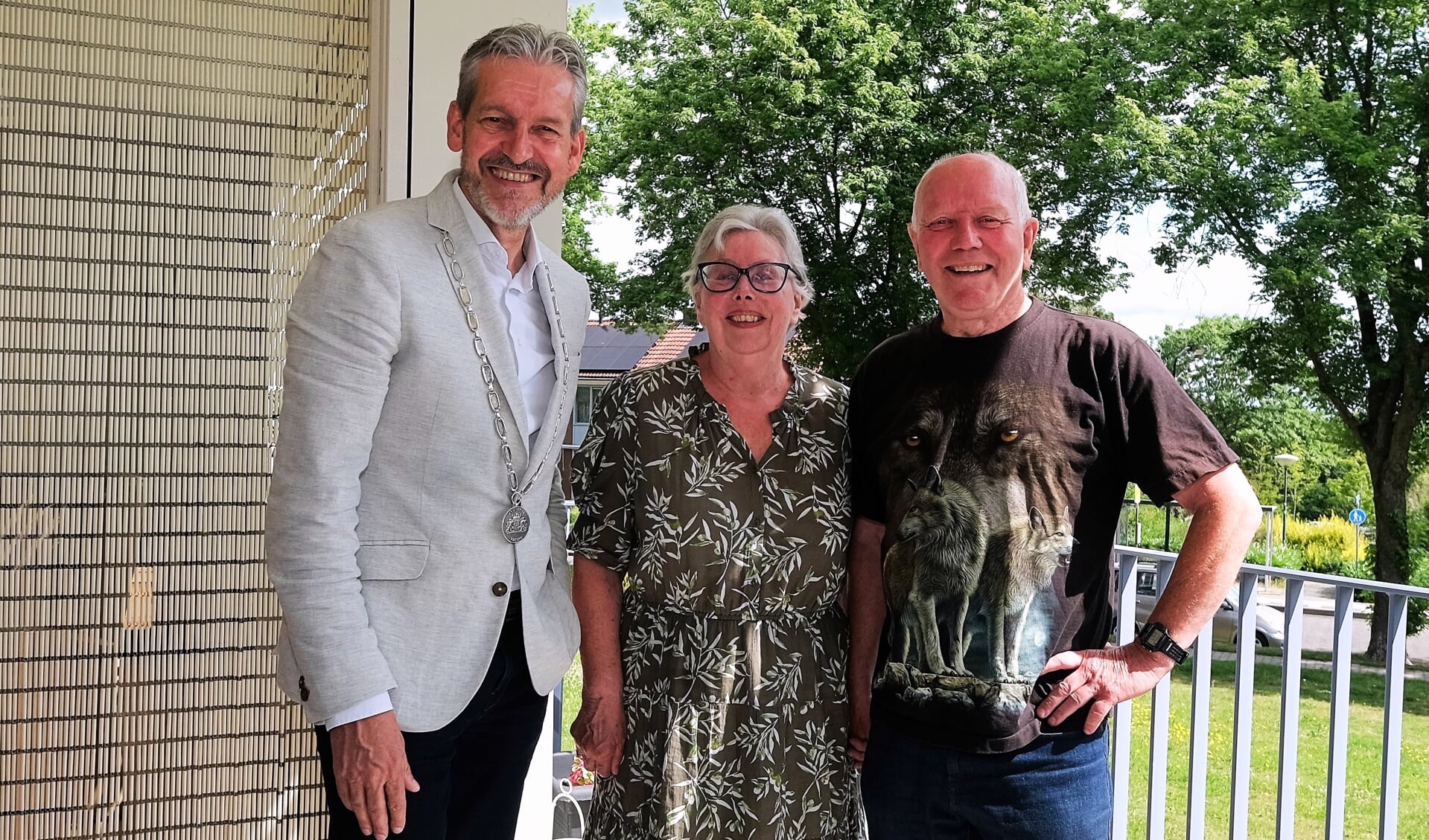 Jaap en Aty kregen bezoek van de Rhenense burgemeester Hans van der Pas.