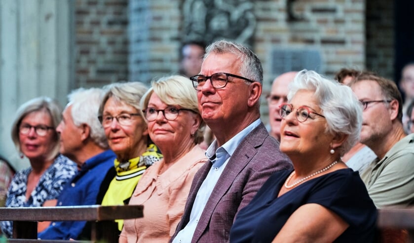 Het publiek luistert naar de Leading Voices uit Estland die eind juli te gast was in de kerk.
