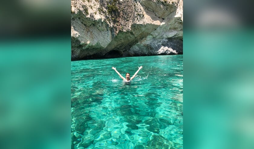 ,,Deze foto is tijdens mijn examenreis met mijn vriendinnen naar Zakynthos gemaakt! Op de foto ze je mij zwemmen in het kristalheldere water van de ‘blue caves’. Het water kleurt groen doordat de zon er op schijnt. De foto is bijzonder voor mij omdat wij 6 jaar lang naar deze reis uit hebben gekeken, en dit jaar was het dan eindelijk het moment. Een welverdiende vakantie na onze examens, en wat hebben we genoten!